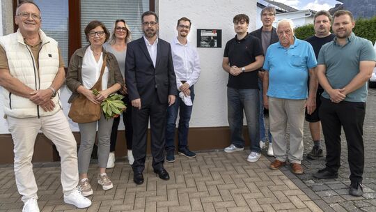 Zusammen mit einigen Angehörigen von Wilhelm Kornab und der Gemeindespitze von Lochum enthüllten Julian Hannappel und Benedikt H