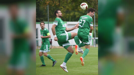 Mit vereinten Kräften klären die Alemannen (von rechts) Joshua Iten, Fabrizio Haas und Daniel Braun. In Dudenhofen unterlag der