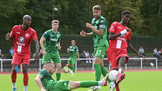 Kelvin Lunga (rechts) und Ebrima Demba sorgten schon immer wieder für Unruhe in der Engerser Defensive. Am Ende war es aber Sani Kelvin Lunga (rechts) und Ebrima Demba sorgten schon immer wieder für Unruhe in der Engerser Defensive. Am Ende war es aber Sani