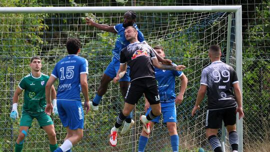 Eine Szene mit Seltenheitswert, besonders in der ersten Hälfte: Im Gülser Strafraum versuchen die Mendiger Spieler Robin Rohr (s