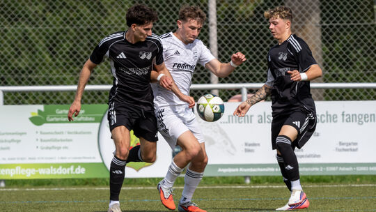 Die SG Hundsangen (schwarze Trikots) hatte im Spiel beim TuS Asbach alles im Griff und führte mit 2:0, musste sich am Ende aber