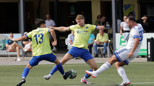 Weiterhin ohne Punkte steht der SV Binningen (in Weiß Arlind Schmitt) in der Bezirksliga Mitte da, denn die Weitersburger (gelbe