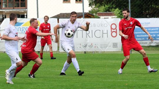 Die SG Puderbach II (weiße Trikots) durfte dank zweiter Treffer in dr Schlussphase einen 3:1-Erfolg beim SV Roßbach/Verscheid II