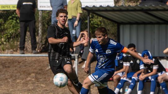 Kapitän Jeffrey Renner (blaues Trikot) feierte mit dem FC Schmittweiler-Callbach in Rieschweiler einen klaren Erfolg.