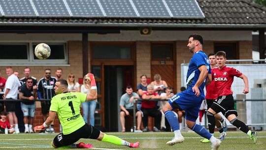 Leo Garske (Rübenach, rotes Trikot) trifft zum 1:0.