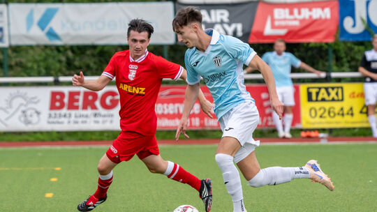 Florian Mamuti (blaues Trikot) und sein VfB Linz spielten sich in Hälfte eins gegen Leon Kohlhaas und den TuS Mayen in einen Rau