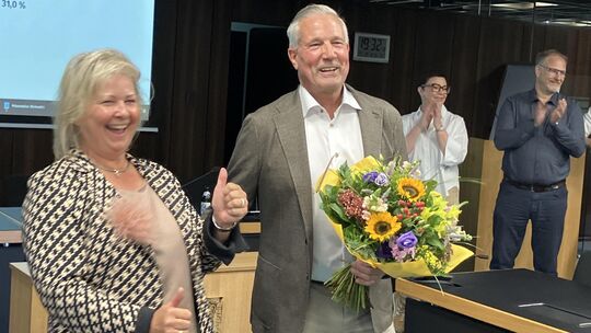 Daumen hoch und viel Applaus für Klaus Lütkefedder – den neuen Landrat des Westerwaldkreises.