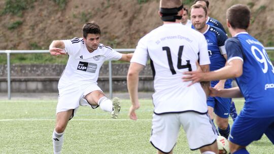 Er findet immer die Lücke: Von Tizian Tries in Szene gesetzt, verwandelte Steffen Decker im Stile eines Top-Torjägers per Außenr