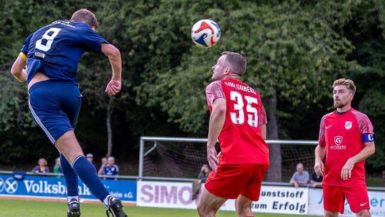 Das 5:0 für die SG Kirn/Kirn-Sulzbach durch Kapitän Florian Hahn (links). Der Buhlenberger Michael Werle steht zu weit von seine