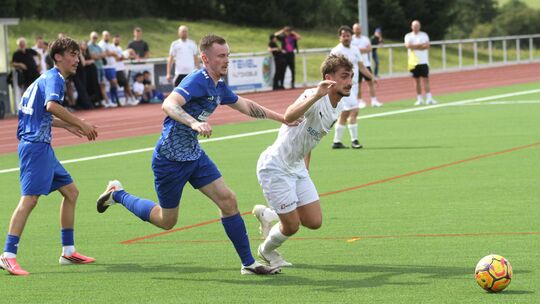 Letztlich nicht zu halten war der FC Lion’s Ransbach (in Weiß Luca Fox) im Nachbarschaftsduell gegen die SG Nauort/Ransbach (von