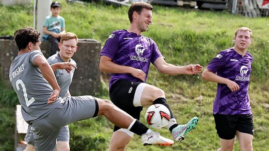 Janne Kaiser (vorne in Lila) traf doppelt beim Kantersieg der SG Hahn gegen die SG HWW Niederroßbach II (links Florian Freund).