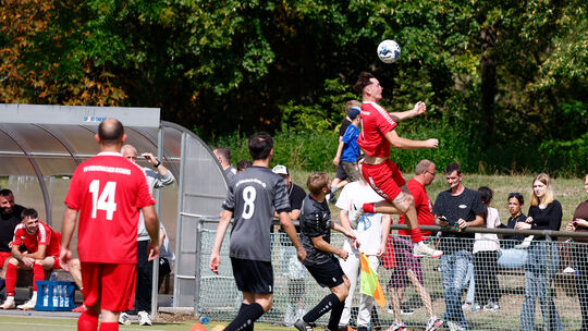 Abgehoben hat der Spieler der Kreuznacher Kickers in der Partie gegen die SG Odenbach. Mit Erfolg: Die Bad Kreuznacher landeten