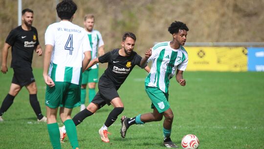 Der VfL Weierbach (grüne Hosen) zeigte sich im torreichen Derby beim SV Göttschied stets einen Schritt schneller und gewann mit