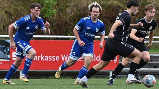 Beim 1:1 zwischen Niederfischbach (in Schwarz) und Hattert (in Blau) hatten die gastgebenden „Adler“ mehr Ballbesitz, die besser