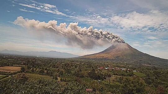 Vulkan Sinabung auf Sumatra ausgebrochen Vulkan Sinabung auf Sumatra ausgebrochen