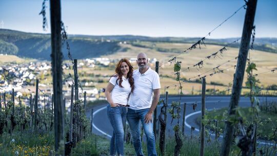 Ihre Liebe machte sie zu Moselwinzern: Janine Zissner und Joao Pedro Gomes Borgas machen in Piesport Moselwein mit deutlicher po