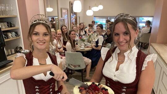 Zum Abschluss des großen Festumzuges gab es für die Weinmajestäten im Hotel Germania noch eine herrlich süße Überraschung.