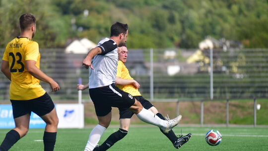 Niclas Harz (weißes Trikot) schießt die Walporzheimer zum 1:0 Führungstreffer und kann sich am Ende mit seiner Mannschaft über e