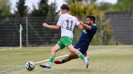 SV-Verteidiger Mehmet Süne hat hier gegen Niederahrs Marlon Justin Jonas die Grätsche ausgepackt und versucht den Ball zu erober