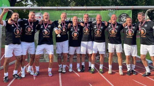 So sehen Champions aus: Die SG Weinsheim mit (von links) Tuncer Köken, Jens Spachtholz, Kapitän Gregor Lind, Wolfgang Zimmermann