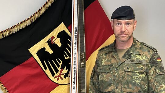 Seit dem 27. April dieses Jahres ist der 41-jährige Oberstleutnant Gerhard Borchardt Kommandeur des Informationstechnikbataillon Seit dem 27. April dieses Jahres ist der 41-jährige Oberstleutnant Gerhard Borchardt Kommandeur des Informationstechnikbataillon