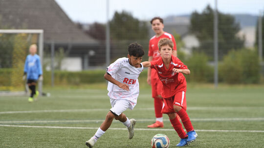 Nomen est omen: Gol Mohammad Arabzada (weißes Trikot) traf beim überzeugenden 6:0-Heimsieg der D-Jugend der JSG Lahn gegen die J