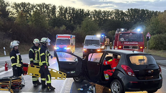 Einsatzkräfte der VG-Feuewehr befreien eine verletzte Autofahrerin nach Kollision mit einem Sattelzug in Rüdesheim.