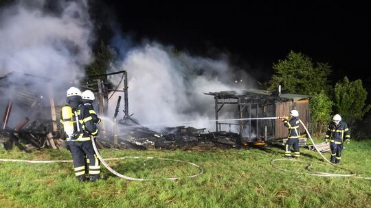 In Woldert haben mehrere Schuppen lichterloh gebrannt.