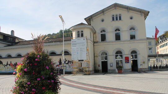 Eher spärliches Grüne und viel gepflasterte Fläche machen den Platz am Bad Emser Bahnhof aus. In Sachen Begrünung soll sich dort