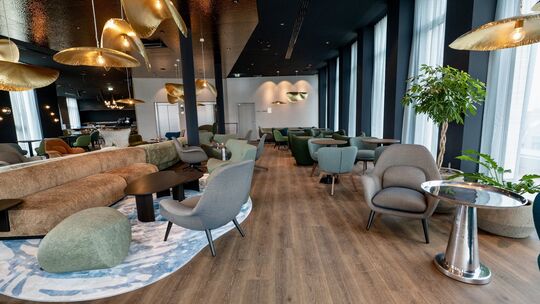 Die Lounge im fünften Stock ist das Herzstück des Motel One: Hier kann man frühstücken, entspannen und auf der neuen Dachterrass Die Lounge im fünften Stock ist das Herzstück des Motel One: Hier kann man frühstücken, entspannen und auf der neuen Dachterrass