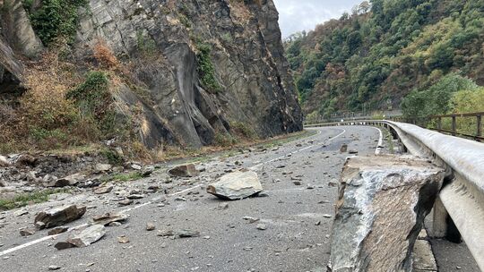 Am Montagmorgen kam es zu einem Felssturz auf der Höhe der Loreley bei St. Goarshausen. Die B42 musste für den Verkehr komplett
