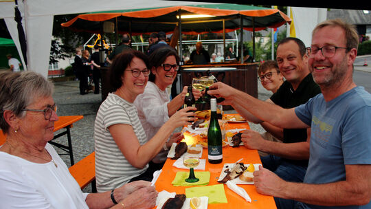"Fisch will schwimmen!" Diese Weisheit beherzigten Besucher beim Fischerfest in Niederfell und stoßen gemeinsam an.