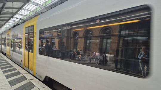 In einem Zug der RB26 hat es am Montag, 31. August, einen Disput zwischen einem Fahrgast und einem Zugbegleiter gegeben.