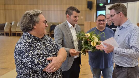 Sebastian Busch (rechts) gratuliert dem künftigen Bürgermeister der Ortsgemeinde Kruft, Benny Rudloff (2. von links), im Beisein Sebastian Busch (rechts) gratuliert dem künftigen Bürgermeister der Ortsgemeinde Kruft, Benny Rudloff (2. von links), im Beisein