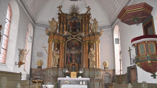 Der schöne Hochaltar der Kirche St. Margaretha in Hahn am See. Eine Besonderheit sind die Assistenzfiguren, die den Altar flanki Der schöne Hochaltar der Kirche St. Margaretha in Hahn am See. Eine Besonderheit sind die Assistenzfiguren, die den Altar flanki