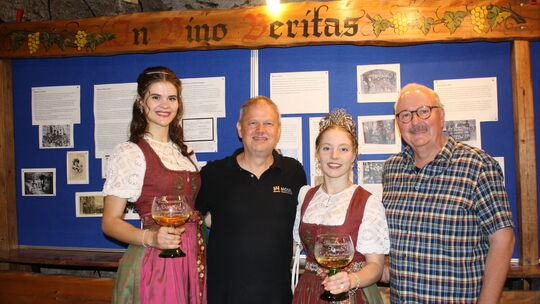 Dorfchronist Martin Arens (Zweiter von links) eröffnet im im Beisein der Weinmajestäten sowie Bernhard Fuhrmann, Vorsitzender de