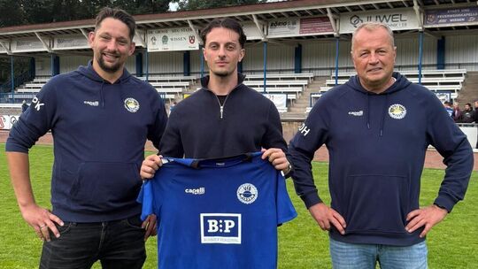 Der VfB Wissen (links der sportliche Leiter Philipp Klappert, rechts Trainer Dirk Hannappel) kann in Ertugrul Tuysuz (Mitte) ei
