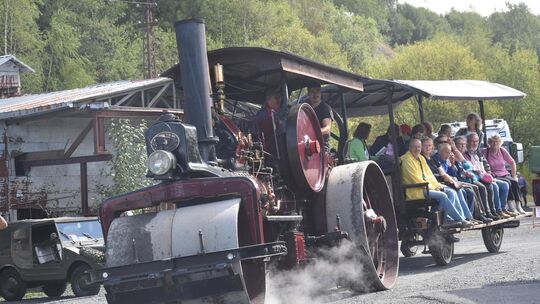 Die Fahrt mit der Dampfwalze "Julia" war beim Stöffelfest bei den Besuchern sehr gefragt.