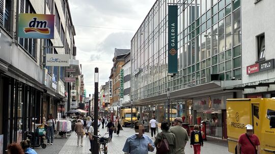 Die Koblenzer Löhrstraße: ein bunter Mix aus Filialen, inhabergeführtem Einzelhandel, Gastro-Angeboten, Dienstleistungen und Unt