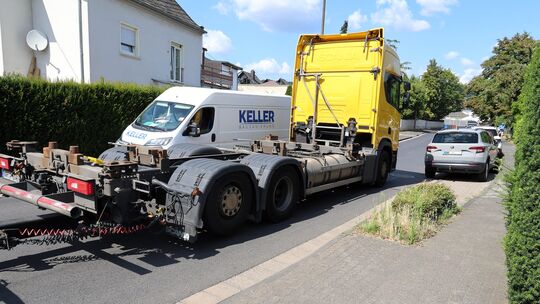 In Heimbach-Weis fahren schwere Lkw Tag und Nacht durch ein Wohngebiet.