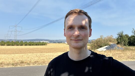 Der Koblenzer Philip Ley steht nahe der Stelle, an der er regelmäßig Stromschläge bekommt, während er Rad fährt oder spazieren g