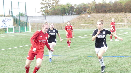 Franziska Becker (links) brachte die Regionalliga-Fußballerinnen des FC Urbar mit ihrem 1:1-Ausgleichstreffer gegen Aufsteiger T