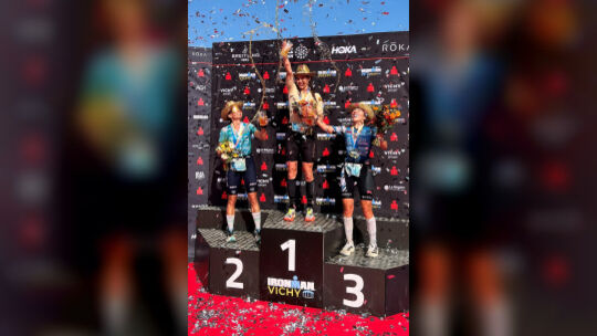 Amelie Ingenbleek (Mitte) jubelt über ihren Sieg beim Ironman in Vichy. Amelie Ingenbleek (Mitte) jubelt über ihren Sieg beim Ironman in Vichy.