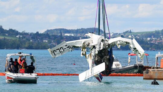 Absturz in den Attersee: Flugzeug aus der Tiefe gehoben Absturz in den Attersee: Flugzeug aus der Tiefe gehoben