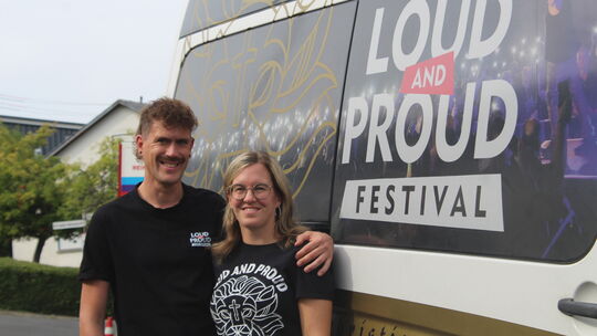 Der Vorsitzende des Vereins CVJM Loud and Proud e.V., Fabian Strunk, freut sich gemeinsam mit seiner Ehefrau Karina auf das Fest