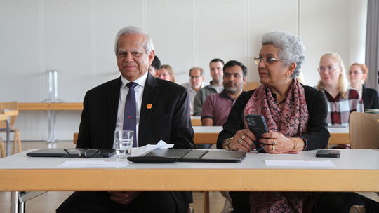 Professor Rajendra Kumar Bordia wird auf seinen Forschungsreisen regelmäßig von seiner Frau Nomita Kayastha begleitet. In Koblen
