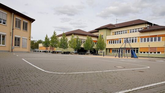 Die Grünen fordern, einen Teil des Geldes gezielt für Hitzeschutz an Schulen einzusetzen. Auf dem Foto zu sehen ist die IGS Gerh