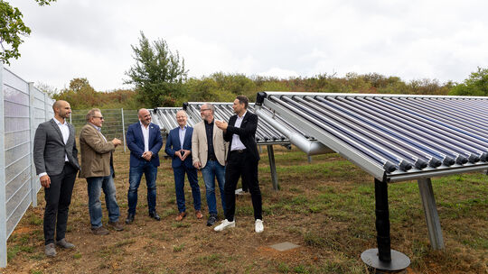 Ekrem Köse von der Firma Ritter Solar (von links), Ortsbürgermeister Helmut Schmitt, VG-Chef Benedikt Seemann, Christoph Zeis (E