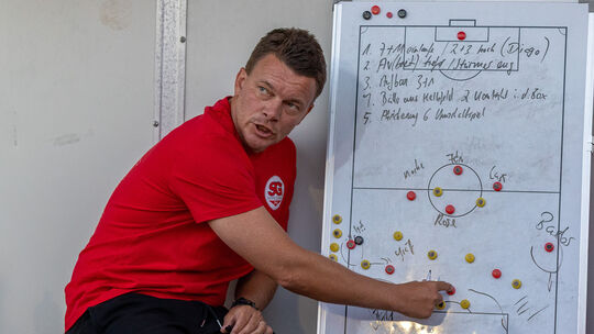 Beim Drittrundenspiel in Buhlenberg erklärte der Hüffelsheimer Trainer Christian Lüllig seiner Mannschaft in der Halbzeit die we