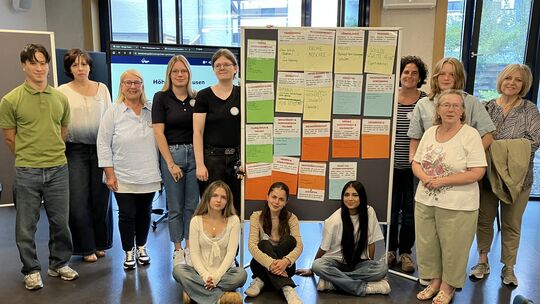 Die Intergenerationelle Gruppe aus Jugendparlament, Ältestenrat der Stadt, und Ehrenämtlern, die sich zum Entwurf des Demokratie